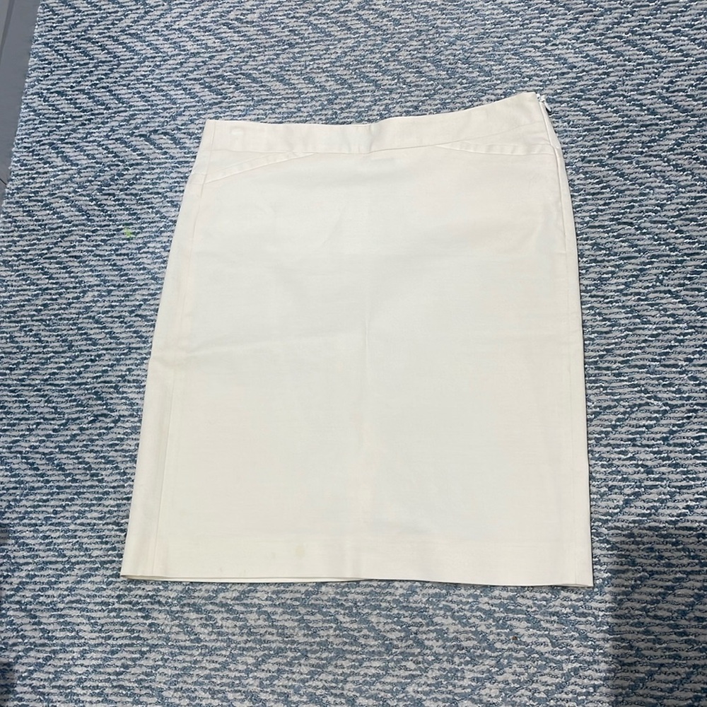 Theory size 4 Ivory White skirt above knee